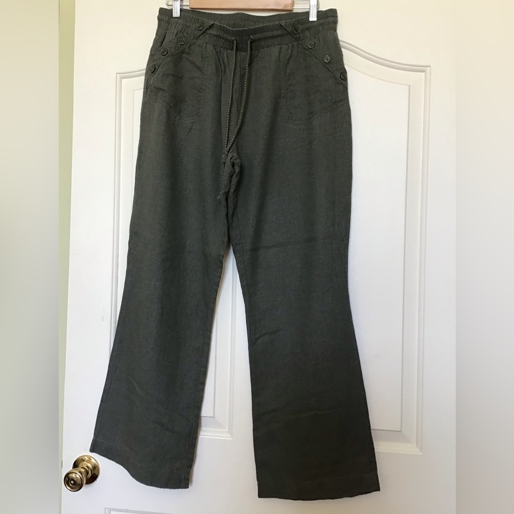 Long pants with elastic band.